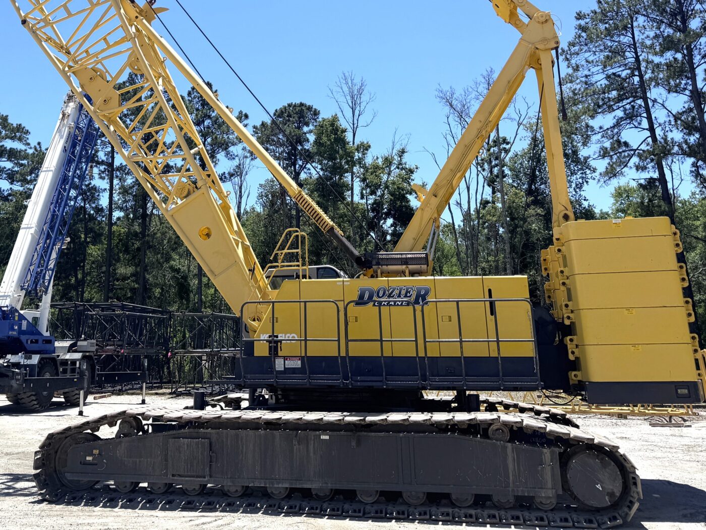 A 2008 Kobelco crane ck-1600II on a construction site.