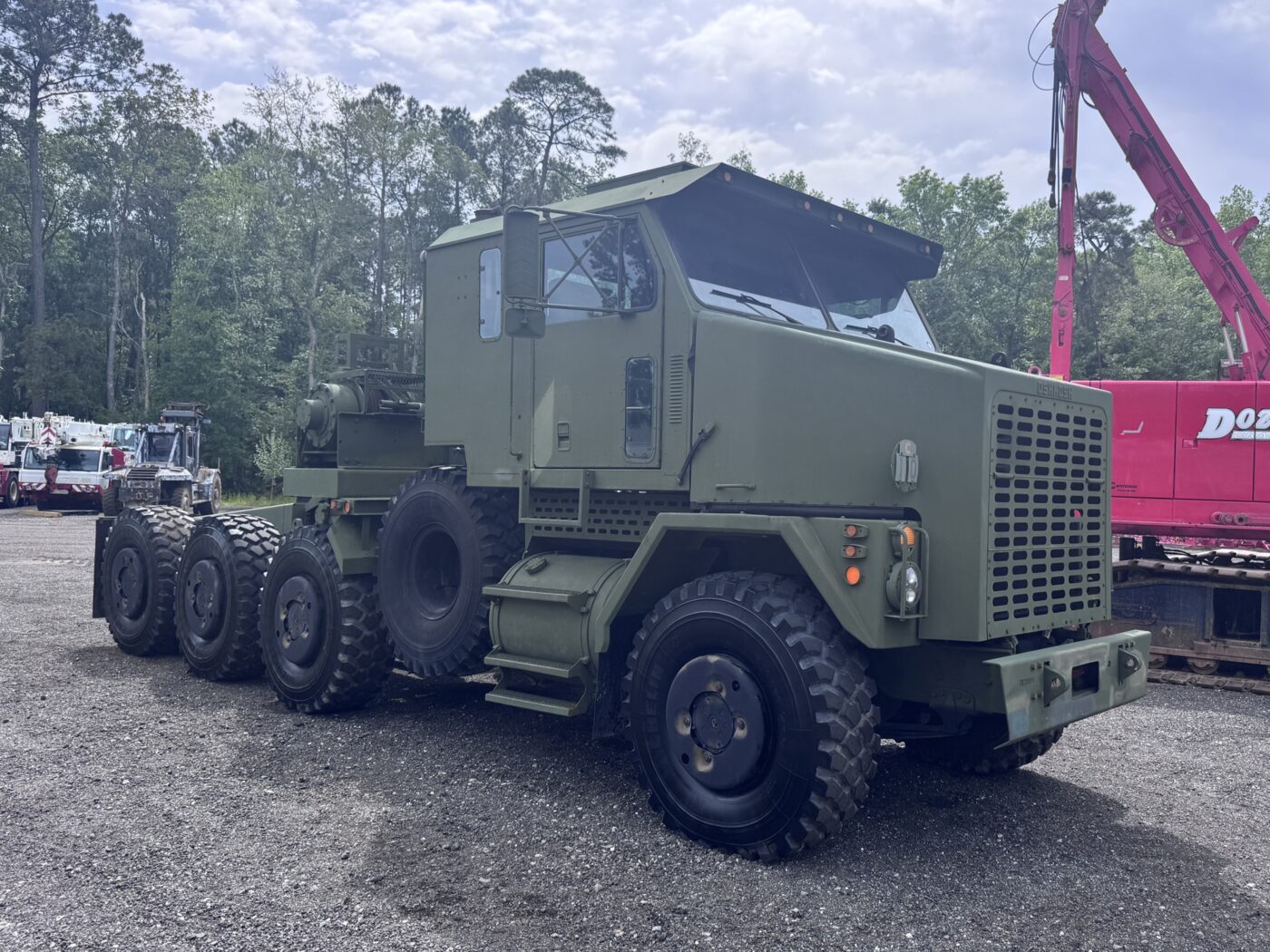 2013 Oshkosh M1070 crane
