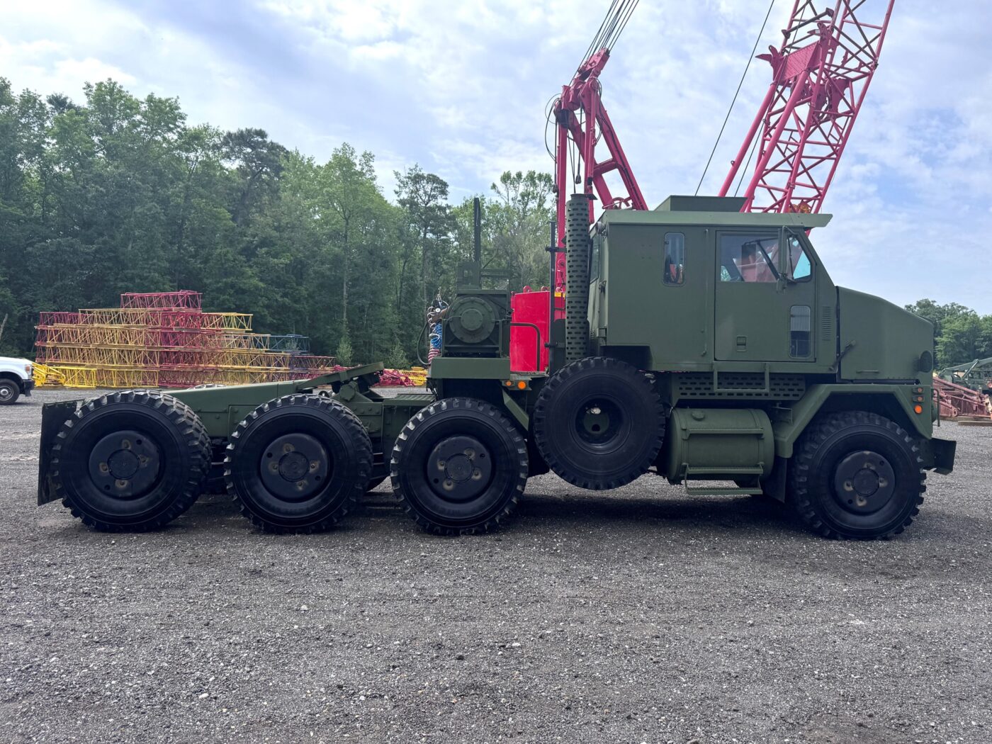 2013 Oshkosh M1070 crane
