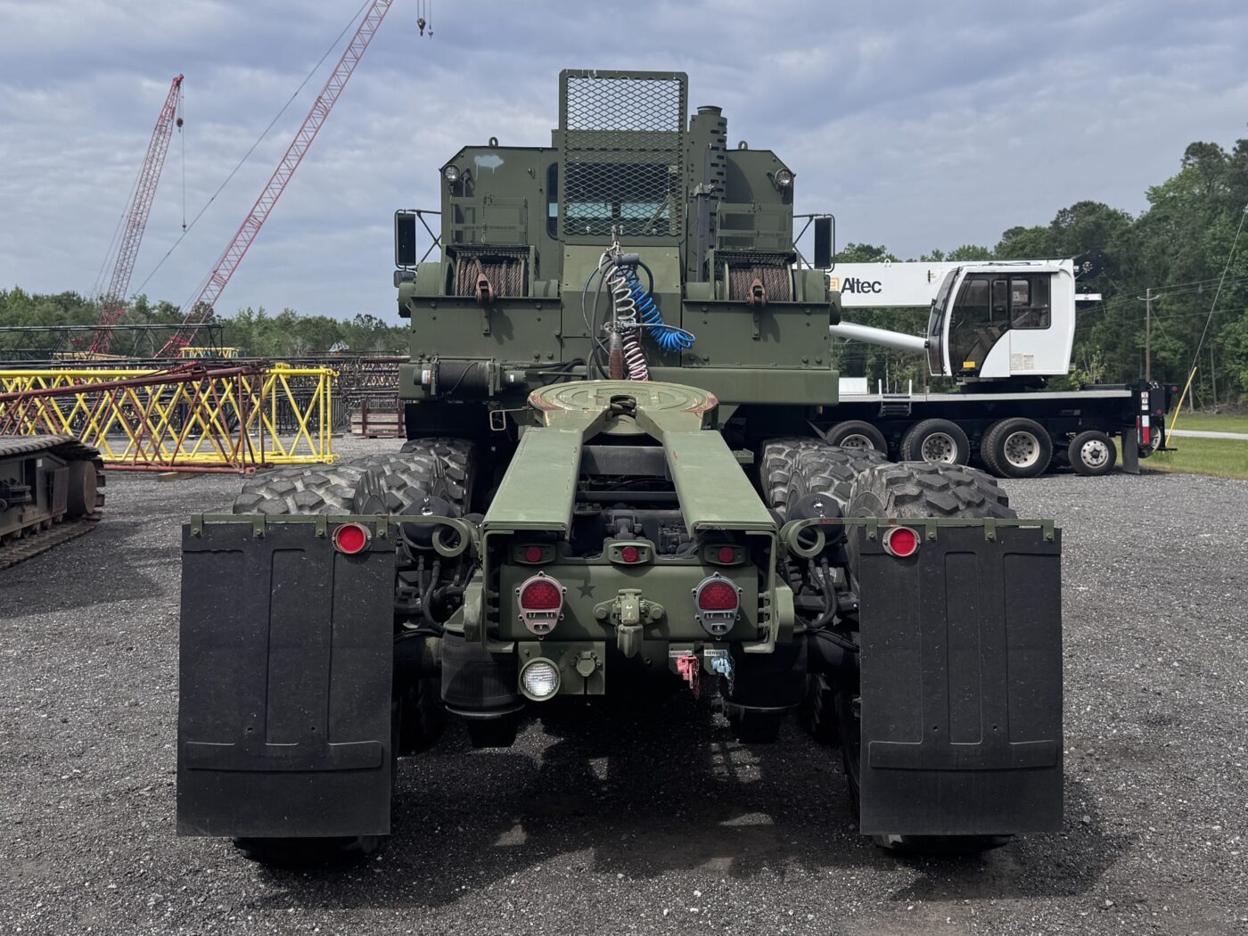 2013 Oshkosh M1070 crane